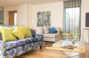 sala de estar con sofá y mesa en Lakeside property with spa access on a nature reserve Rainbows BV17, en Warmwell