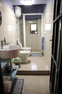 La salle de bains est pourvue de 2 toilettes et d'un lavabo. dans l'établissement The colors house, à Bari