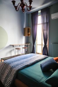 een slaapkamer met een bed en een raam bij The colors house in Bari