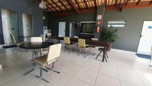 a meeting room with a table and chairs in a building at Refúgio Escarpas do Lago in Capitólio