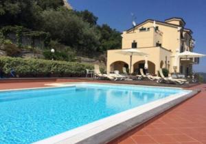 a large swimming pool in front of a house at Casa Santi Appartamento Olivo in Giustenice