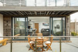 Gallery image of Lakeside property with access into Spa on a nature reserve All Decked Out BV28 in Warmwell