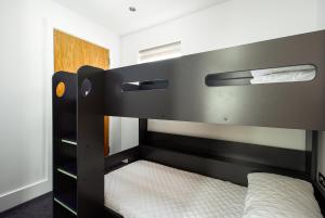 Gallery image of Lakeside property with access into Spa on a nature reserve All Decked Out BV28 in Warmwell