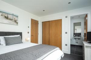 Gallery image of Lakeside property with access into Spa on a nature reserve All Decked Out BV28 in Warmwell