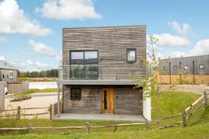Gallery image of Lakeside property with access into Spa on a nature reserve All Decked Out BV28 in Warmwell