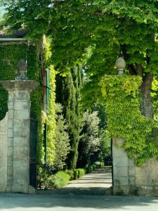 un jardín con una puerta y un camino en La Suite de la Bastide, en Val-de-Dagne
