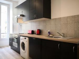 cocina con fregadero y lavadora en Appartement Urban 3, en Niza