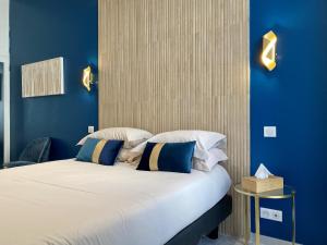 ein Schlafzimmer mit einem großen Bett mit blauen Wänden in der Unterkunft Appartement Urban 5 in Nizza