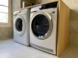 ニースにあるAppartement Urban 5の洗濯機、乾燥機が備わります。