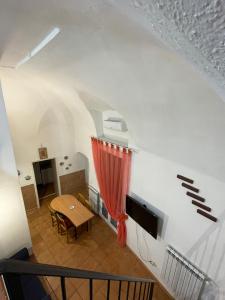 拿坡里的住宿－Guarracino P. Capodimonte Suite，客厅配有桌子,墙上配有电视