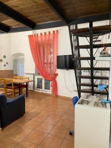 eine Küche und ein Wohnzimmer mit einer Wendeltreppe in der Unterkunft Guarracino P. Capodimonte Suite in Neapel