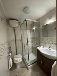 ein Bad mit einer Dusche, einem WC und einem Waschbecken in der Unterkunft Guarracino P. Capodimonte Suite in Neapel