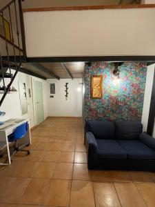 - un salon avec un canapé et un mur dans l'établissement Guarracino P. Capodimonte Suite, à Naples