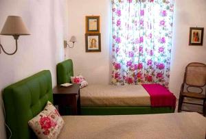 ein kleines Zimmer mit 2 Betten und einem Fenster in der Unterkunft Casale Romanazzi Pool & Nature in Monopoli