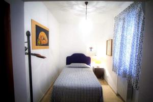 ein Schlafzimmer mit einem Bett und einem Kreuz an der Wand in der Unterkunft Casale Romanazzi Pool & Nature in Monopoli