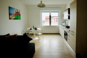 salon ze stołem i kuchnią w obiekcie M&Mapartments w mieście Monopoli