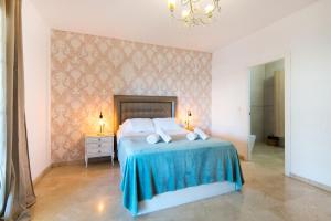 A bed or beds in a room at NEW ROYAL TORREQUEBRADA BEACH ideal for families & groups
