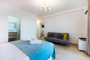 A bed or beds in a room at NEW ROYAL TORREQUEBRADA BEACH ideal for families & groups