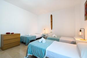 A bed or beds in a room at NEW ROYAL TORREQUEBRADA BEACH ideal for families & groups