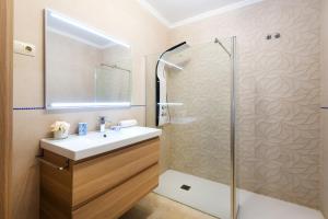 A bathroom at NEW ROYAL TORREQUEBRADA BEACH ideal for families & groups