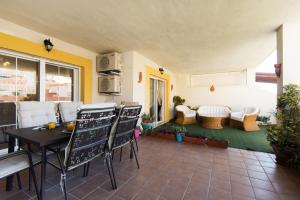 A kitchen or kitchenette at NEW ROYAL TORREQUEBRADA BEACH ideal for families & groups