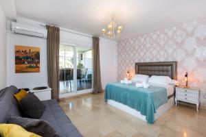 A bed or beds in a room at NEW ROYAL TORREQUEBRADA BEACH ideal for families & groups