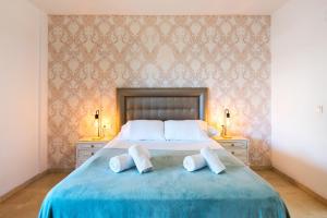 A bed or beds in a room at NEW ROYAL TORREQUEBRADA BEACH ideal for families & groups