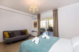 A bed or beds in a room at NEW ROYAL TORREQUEBRADA BEACH ideal for families & groups Még 35 kép