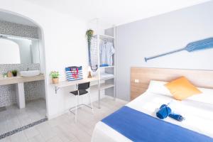 Łóżko lub łóżka w pokoju w obiekcie Hostel Neon Tenerife
