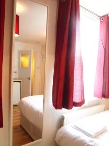 A bed or beds in a room at Kensington Flat 