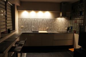 Kjøkken eller kjøkkenkrok på J and R Brussels City Apartment