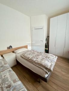 sypialnia z 2 łóżkami i szafą w obiekcie Appartamento a Costa di Folgaria w mieście Folgaria