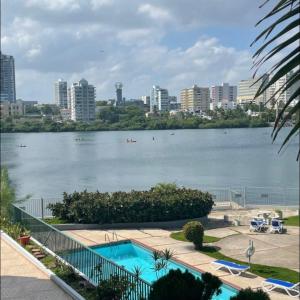 サンファンにあるModerno Apartamento para parejas San Juan Puerto Ricoの大水の景色