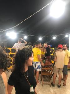 Hostel Selaron في ريو دي جانيرو: مجموعة من الناس واقفين في مسرح