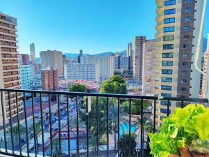 widok miasta z balkonu w obiekcie Bermudas apartamento con piscina y garaje en Benidorm w mieście Benidorm