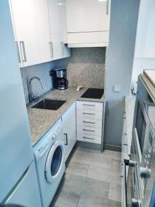 Kuchnia lub aneks kuchenny w obiekcie Bermudas apartamento con piscina y garaje en Benidorm