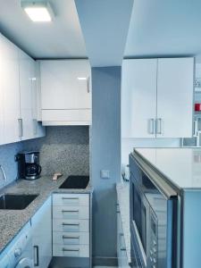 Kuchnia lub aneks kuchenny w obiekcie Bermudas apartamento con piscina y garaje en Benidorm
