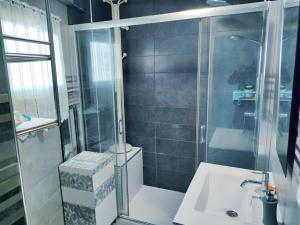 łazienka z prysznicem i umywalką w obiekcie Bermudas apartamento con piscina y garaje en Benidorm w mieście Benidorm