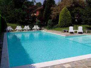 Bazén v ubytování Villa San Carlo nebo v jeho okolí