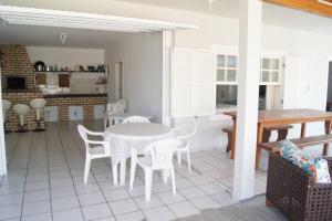 cocina y comedor con mesa y sillas en Casa pé na areia Ponta do Papagaio, en Palhoça