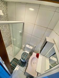een badkamer met een roze toilet en een douche bij A casa miracles in São Miguel dos Milagres