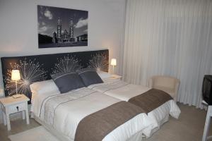 A bed or beds in a room at Hotel Cuatro Calzadas