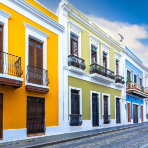 Moderno Apartamento para parejas San Juan Puerto Rico في سان خوان: صف من المباني الملونة على شارع
