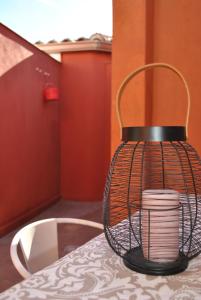 a basket filled with plates on top of a table at Viviendas de uso turisitco Dulcinea in Ventas con Peña Aguilera