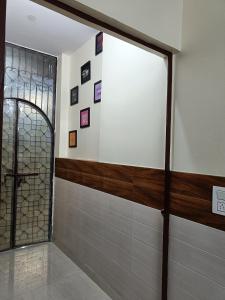 Um banheiro em BnBBuddy Spacious 1 BR nr Action Balaji Hospital Paschim Vihar