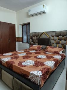 Un ou plusieurs lits dans un hébergement de l'établissement BnBBuddy Spacious 1 BR nr Action Balaji Hospital Paschim Vihar