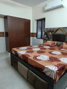 Cama ou camas em um quarto em BnBBuddy Spacious 1 BR nr Action Balaji Hospital Paschim Vihar