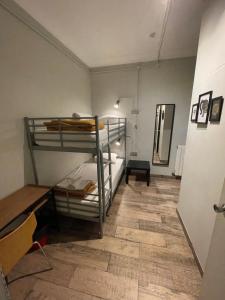 Zimmer mit 2 Etagenbetten und Holzboden in der Unterkunft Buba House in Barcelona