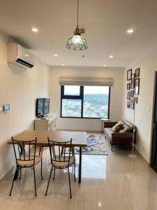 Et tv og/eller underholdning på Stellar's Haven near High Tech Park with Stunning View and POOL