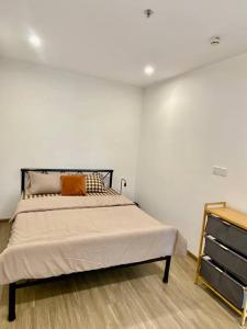 um quarto com uma cama e uma cómoda em Stellar's Haven near High Tech Park with Stunning View and POOL em Gò Công